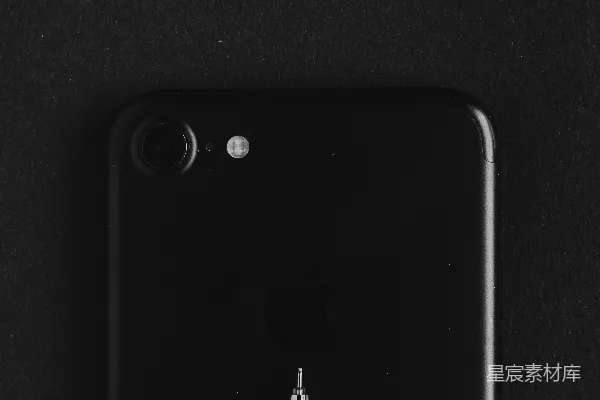 高清摄影 黑色iPhone 7 Plus，配有黑色保护套