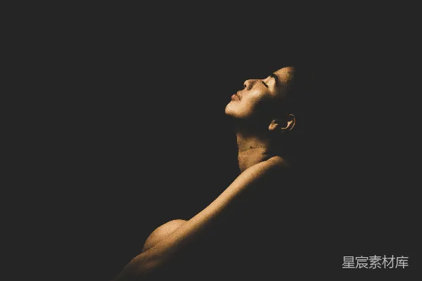 高清摄影 一只手举起一个手指。
