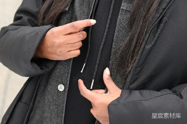 高清摄影 穿着黑色外套的女人托着下巴