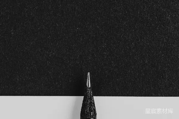 高清摄影 一支黑色的钢笔放在一张纸上。