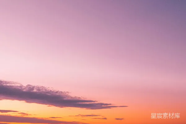 高清摄影 剪影中的人站在海滩上，夕阳西下。