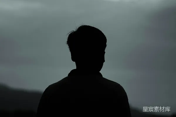 高清摄影 一个人站在多云的天空前