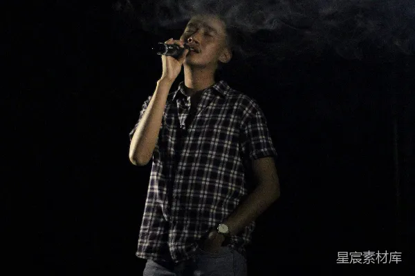 高清摄影 一个男人在黑暗中吸烟。