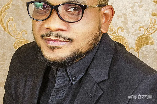 高清摄影 穿着黑色西装夹克的男人戴着黑色镜框的眼镜。