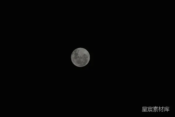 高清摄影 在黑暗的夜空中，一轮满月出现。
