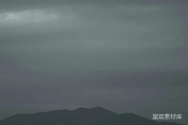 高清摄影 一座有输电线路和背景中的山脉的景观