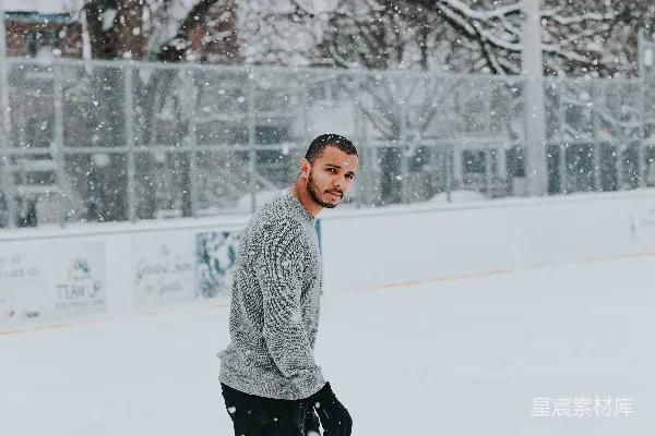 高清摄影 穿灰色毛衣的男人在雪地里行走