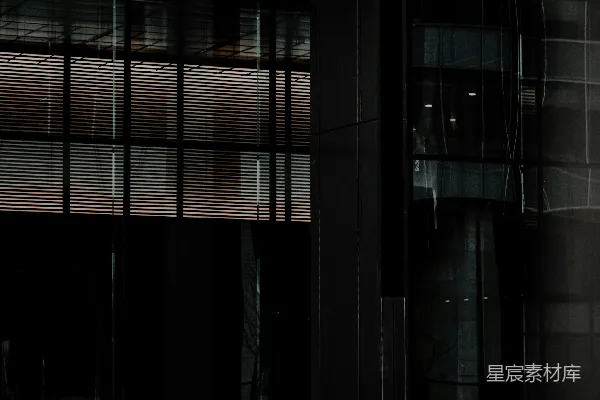 高清摄影 穿黑色夹克的人在白天站在建筑物附近。
