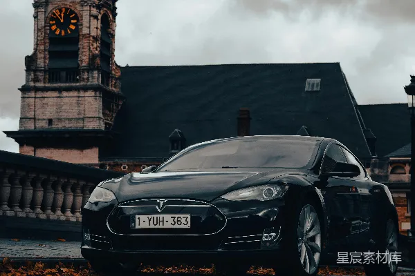 高清摄影 一辆停在建筑物前面的汽车，建筑物上有一个钟楼。