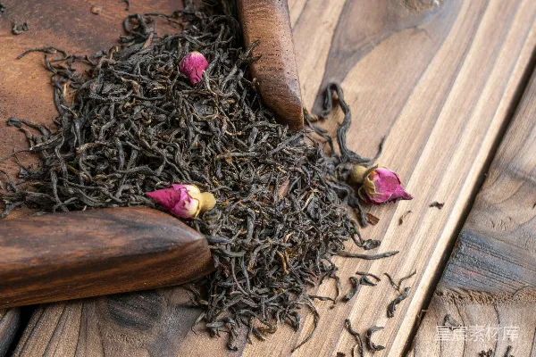 高清摄影 一堆茶叶放在木桌的上面