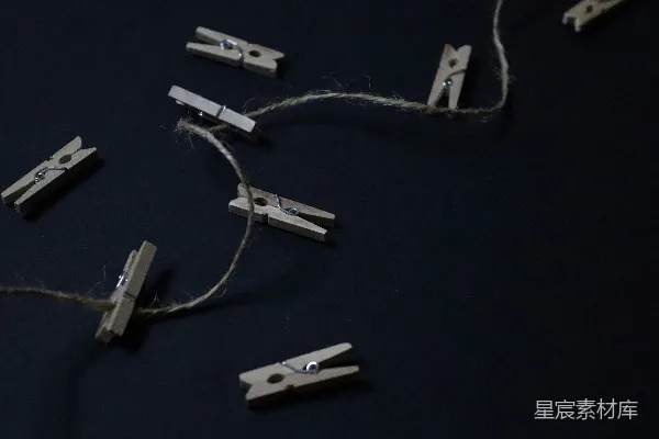 高清摄影 一串夹子和一把剪刀