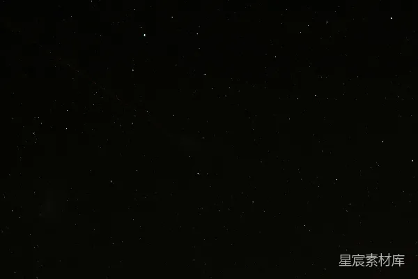 高清摄影 一个黑暗的天空中闪烁着星星，远处有一架飞机。