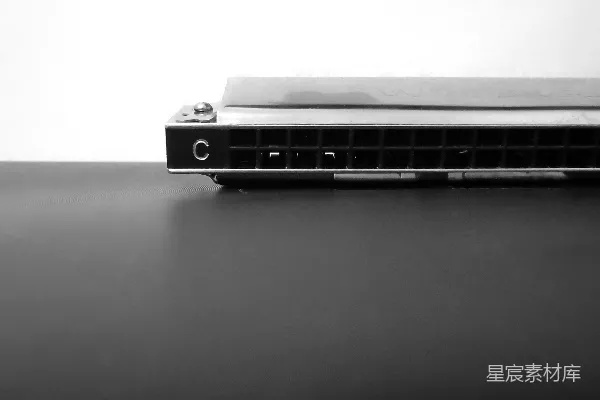 高清摄影 一张黑白照片，照片中有一把吉他。