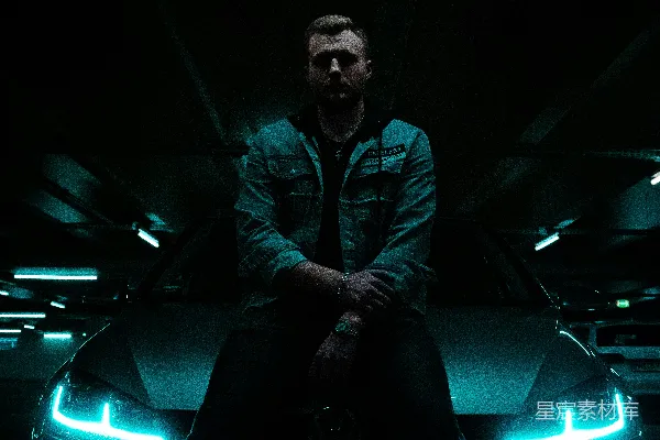 高清摄影 穿黑色夹克的男人坐在车里
