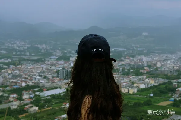 高清摄影 站在山顶的女人