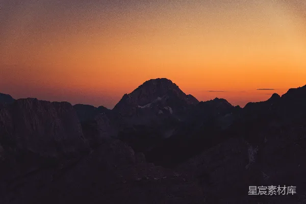 高清摄影 夕阳正照耀着山脉。