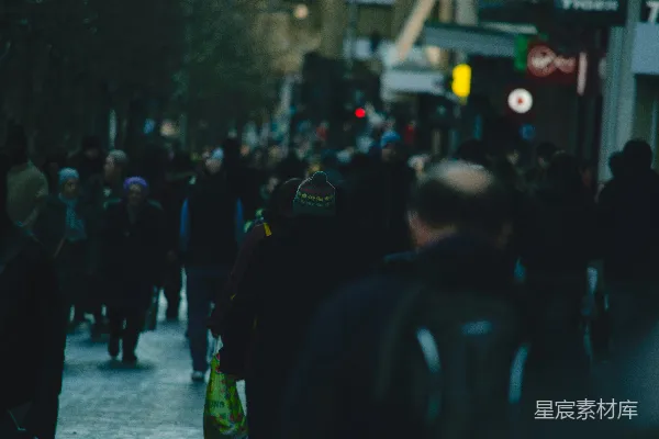 高清摄影 人们在建筑物附近的街道上行走