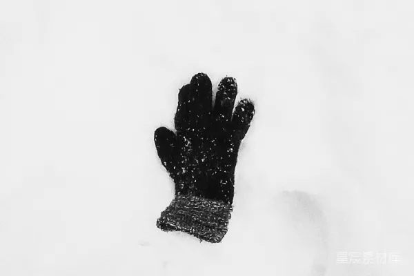 高清摄影 一只手套坐在雪地上