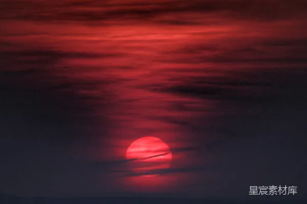 高清摄影 太阳正落在这片水域的地平线上。