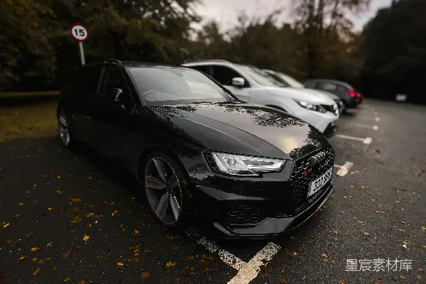 高清摄影 一排停在停车场里的汽车