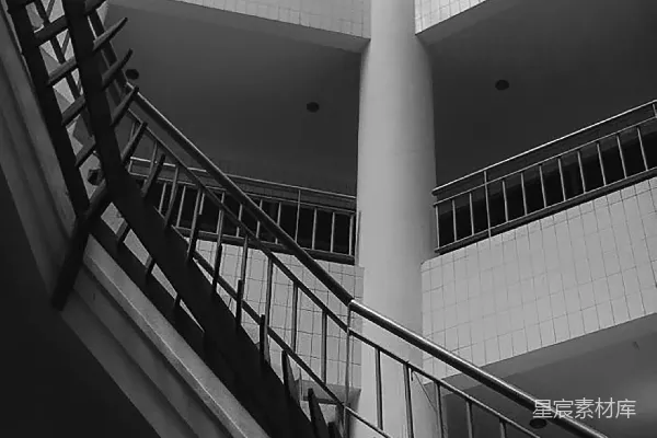 高清摄影 一张黑白照片，显示了一个螺旋楼梯。