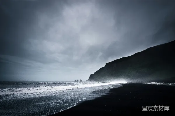 高清摄影 一张夜间海滩的黑白照片