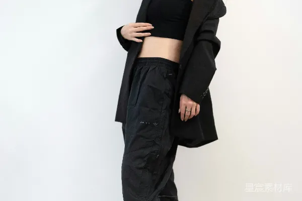 高清摄影 一个穿着黑色短款上衣和夹克的女子。
