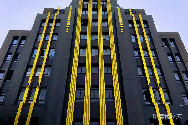 高清摄影 一座非常高大的建筑物，上面有一个钟表。