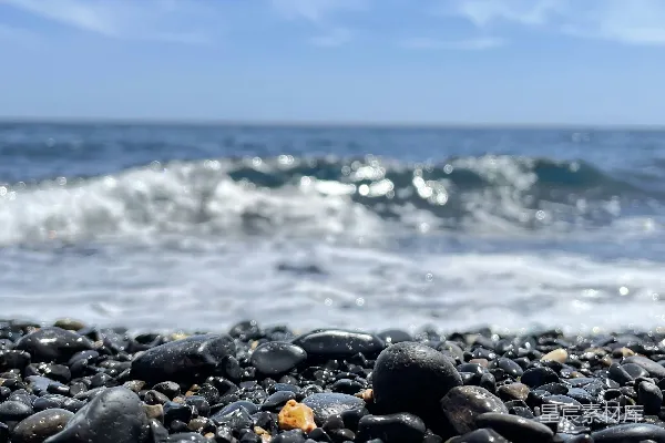 高清摄影 海滩上的岩石特写，靠近海洋。