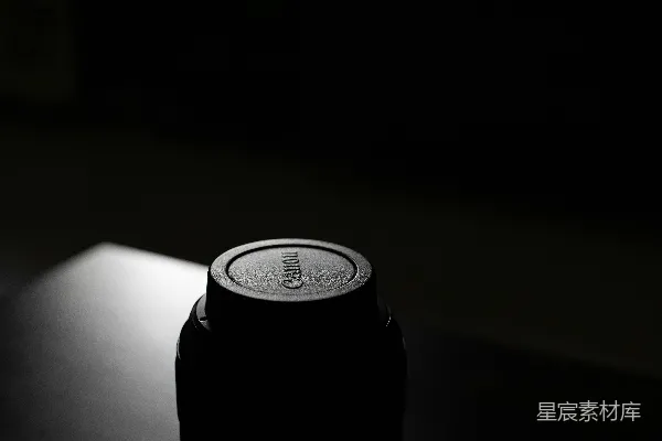 高清摄影 一罐可乐放在桌子上。