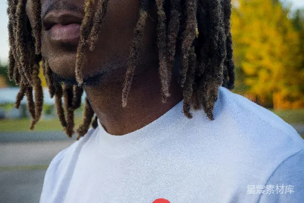 高清摄影 一个留着 dreadlocks 的人的特写。