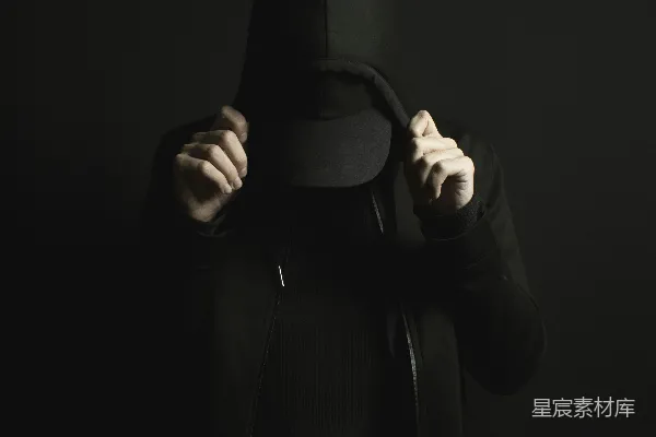 高清摄影 一个穿着黑色连帽衫并戴着黑色帽子的人