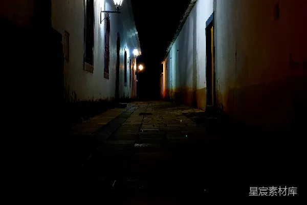 高清摄影 一条黑暗的小巷，夜晚有路灯照明。
