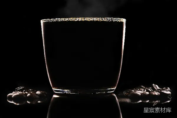 高清摄影 装满水的透明玻璃杯