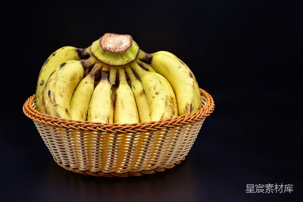 高清摄影 一个装满成熟香蕉的柳条篮子