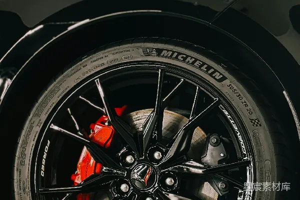 高清摄影 一辆黑色跑车轮胎的特写照片