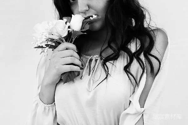 高清摄影 穿着白色背心的女人手里拿着花。
