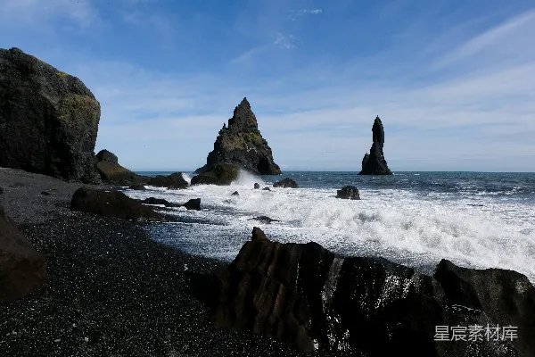 高清摄影 海浪拍打着岩石海滩，海礁矗立其间。