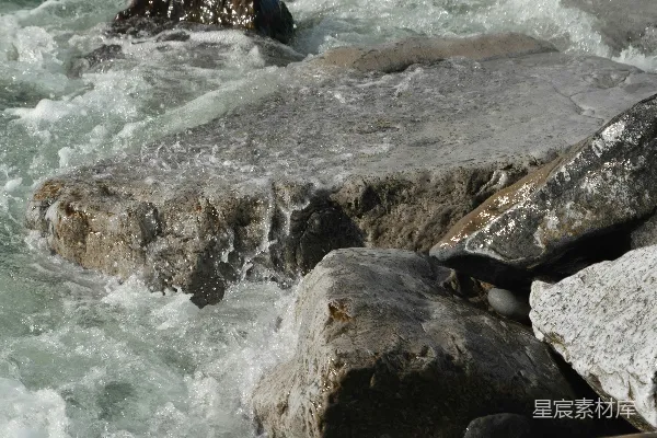 高清摄影 岩石海岸，水波拍打