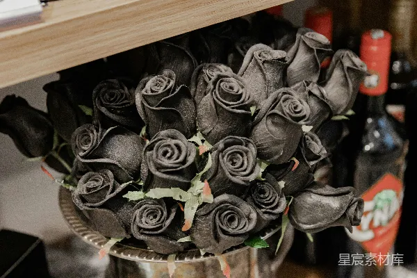 高清摄影 红色和黑色的花束放在棕色的木制架子上