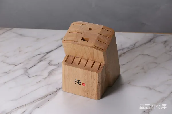 高清摄影 一个小木盒放在大理石柜台上。