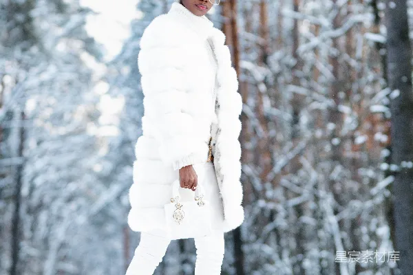 高清摄影 穿着白大褂的女子站在覆盖着雪的地上，白天。