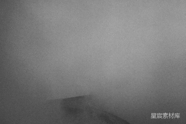 高清摄影 一张黑白照片，展示了一座笼罩在薄雾中的山脉。