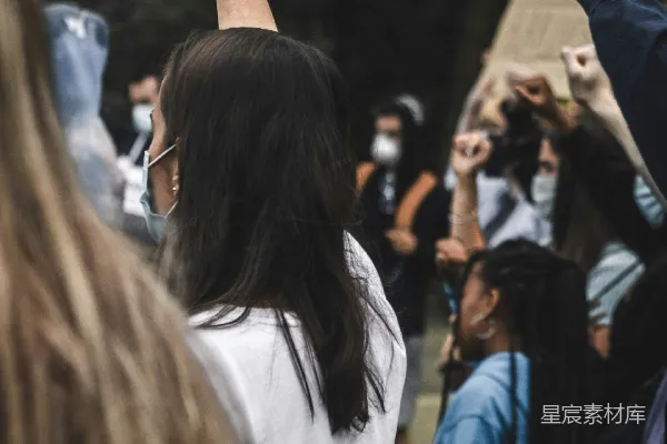 高清摄影 穿白衬衫的女人举起左手