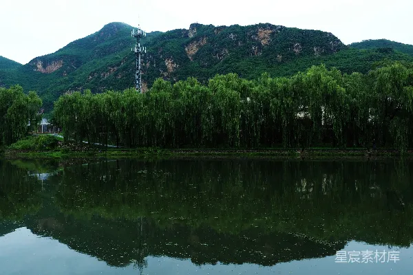 高清摄影 湖边树木环绕的风景摄影