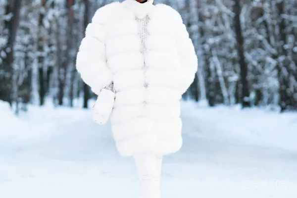 高清摄影 穿着白大褂的女人站在覆盖着积雪的地面上，白天时分。