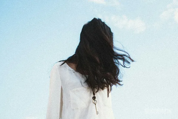 高清摄影 穿着白色衬衫的女人在多云的天空下