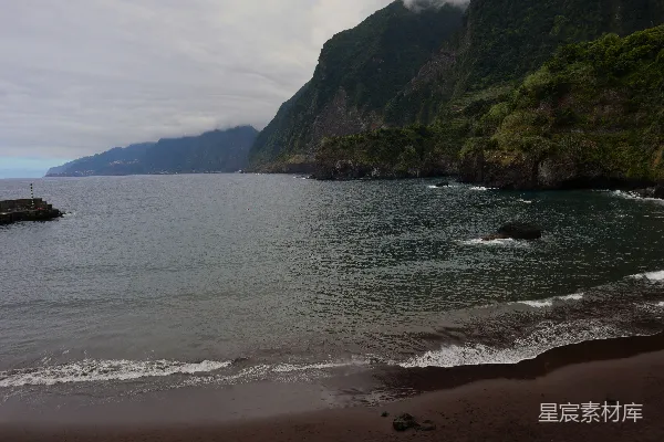 高清摄影 一片被山峦和树木环绕的水域