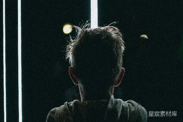 高清摄影 穿着灰色连帽衫的男人看着灯光。