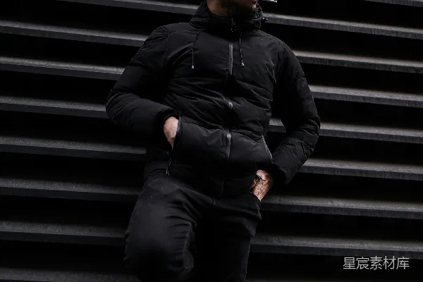 高清摄影 一个男人站在看台前